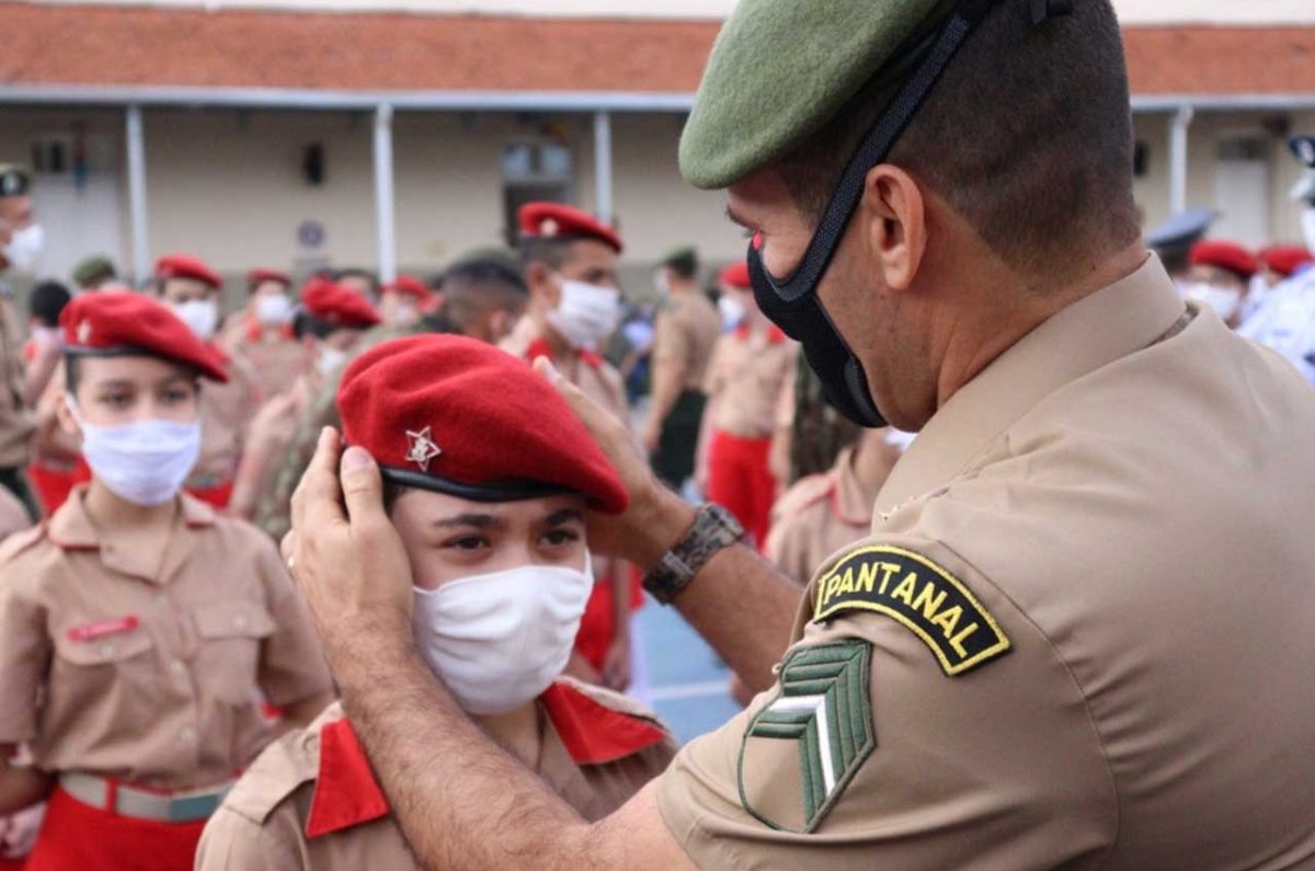 Aluno recebendo a boina no Colégio Militar de São Paulo