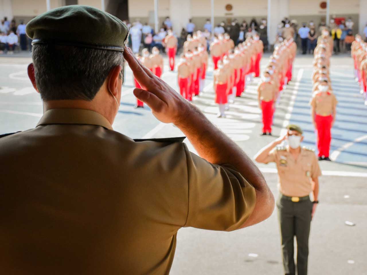 Alunos no pátio com seu sargento no Colégio Militar de São Paulo