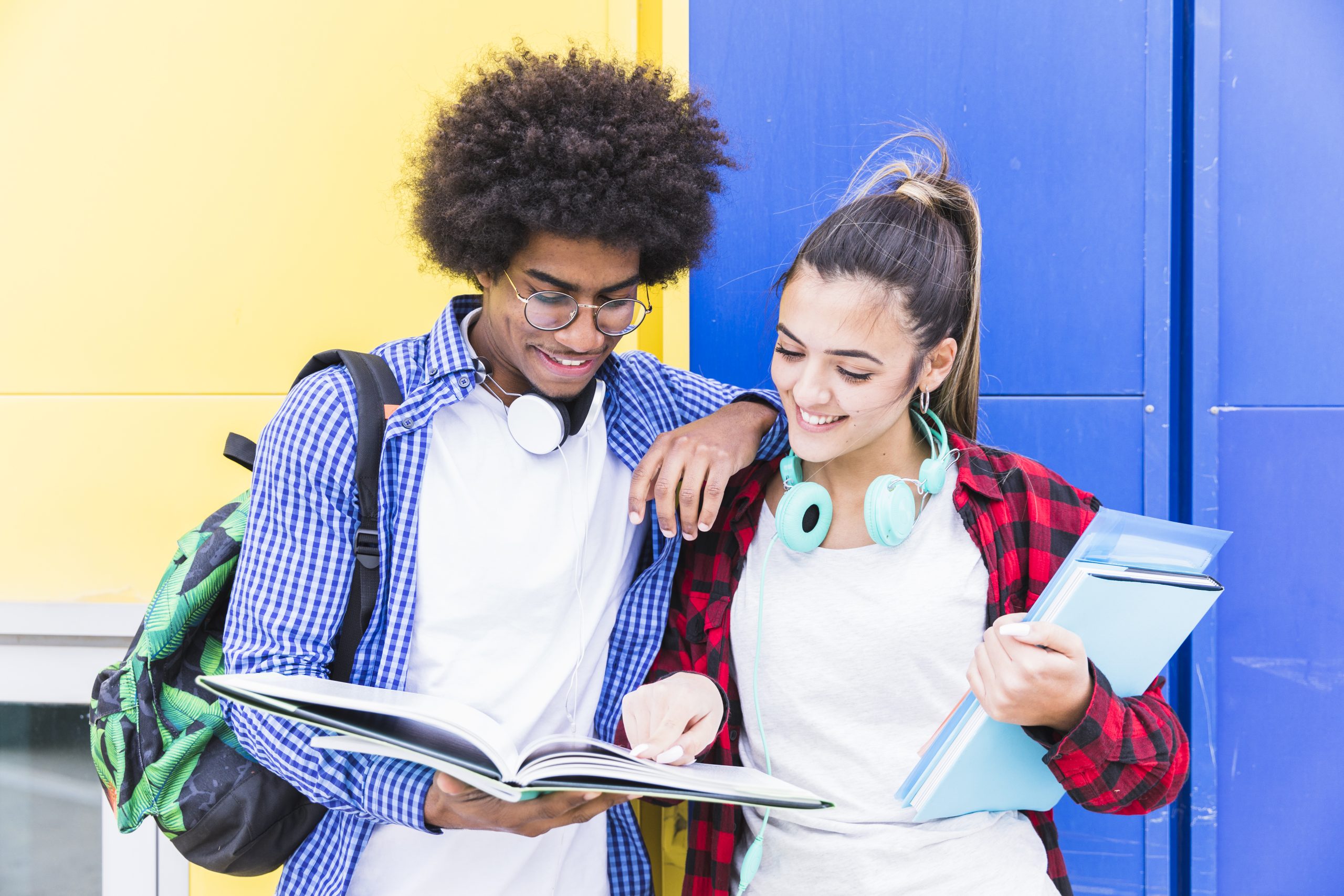 Estudantes adolescentes estudam juntos no pátio da escola