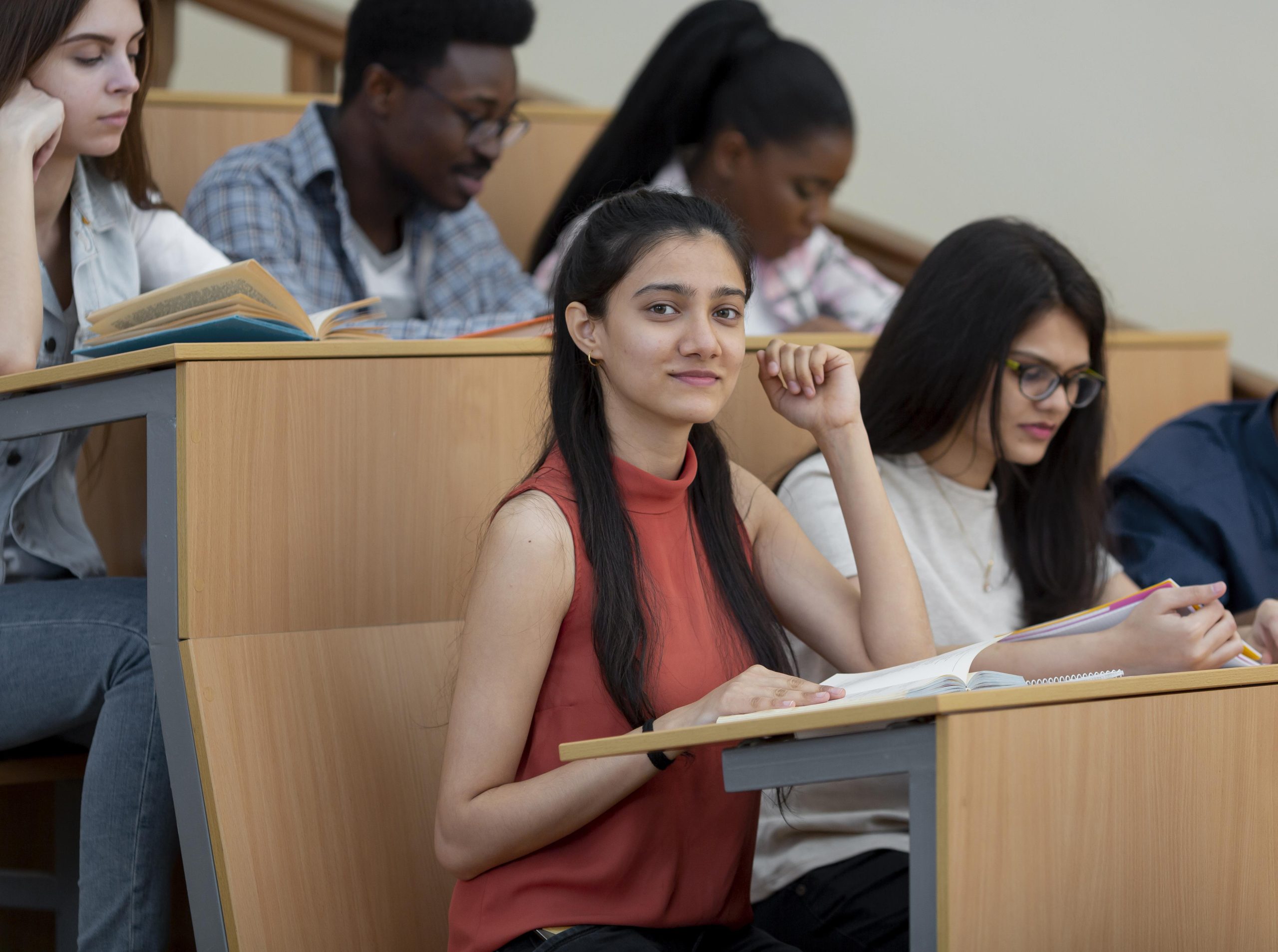 Universitários assistem aula na sala
