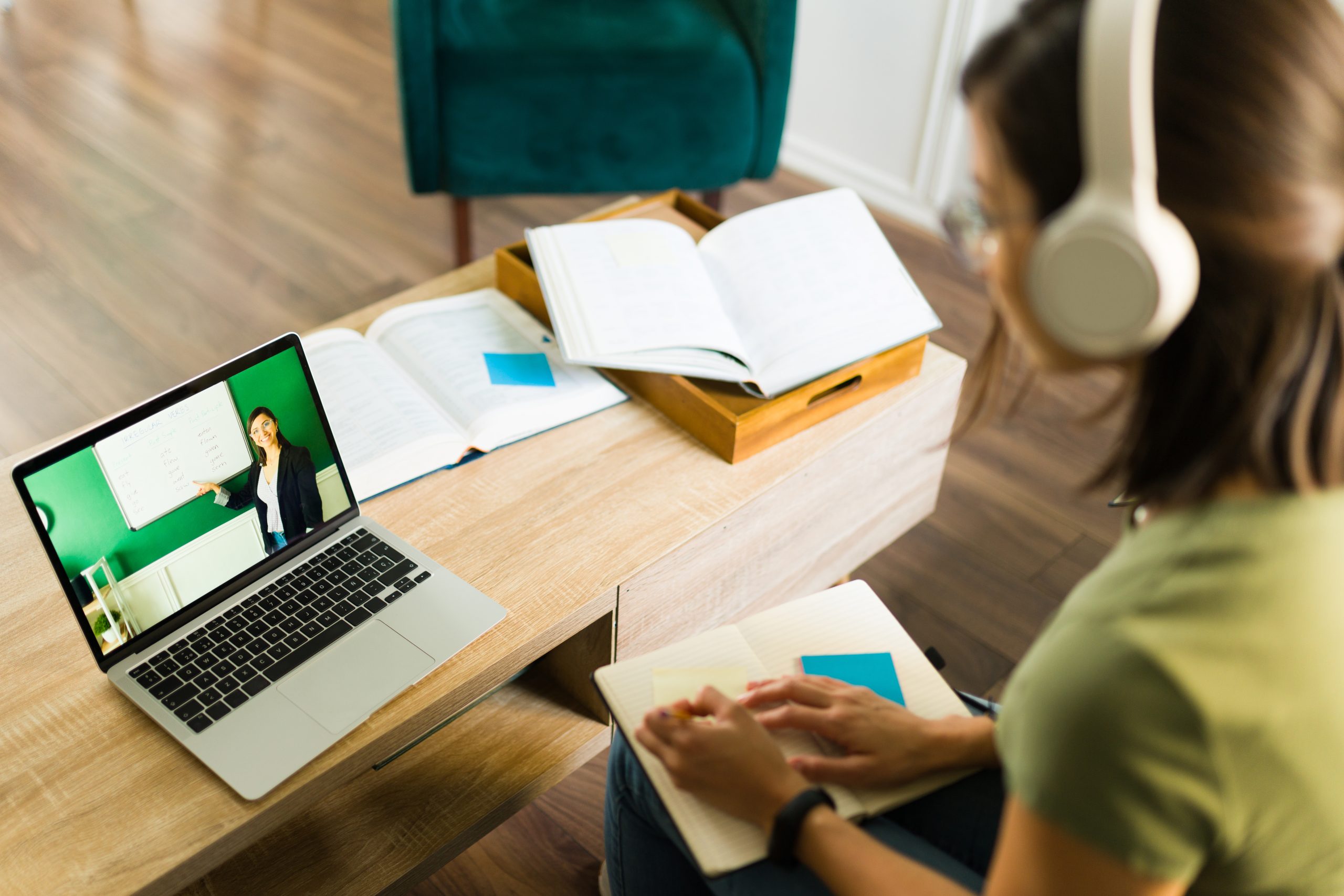 jovem assiste aula online no notebook