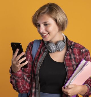 Jovem estudante com celular na mão acessando o Boletim Online 2024 AM