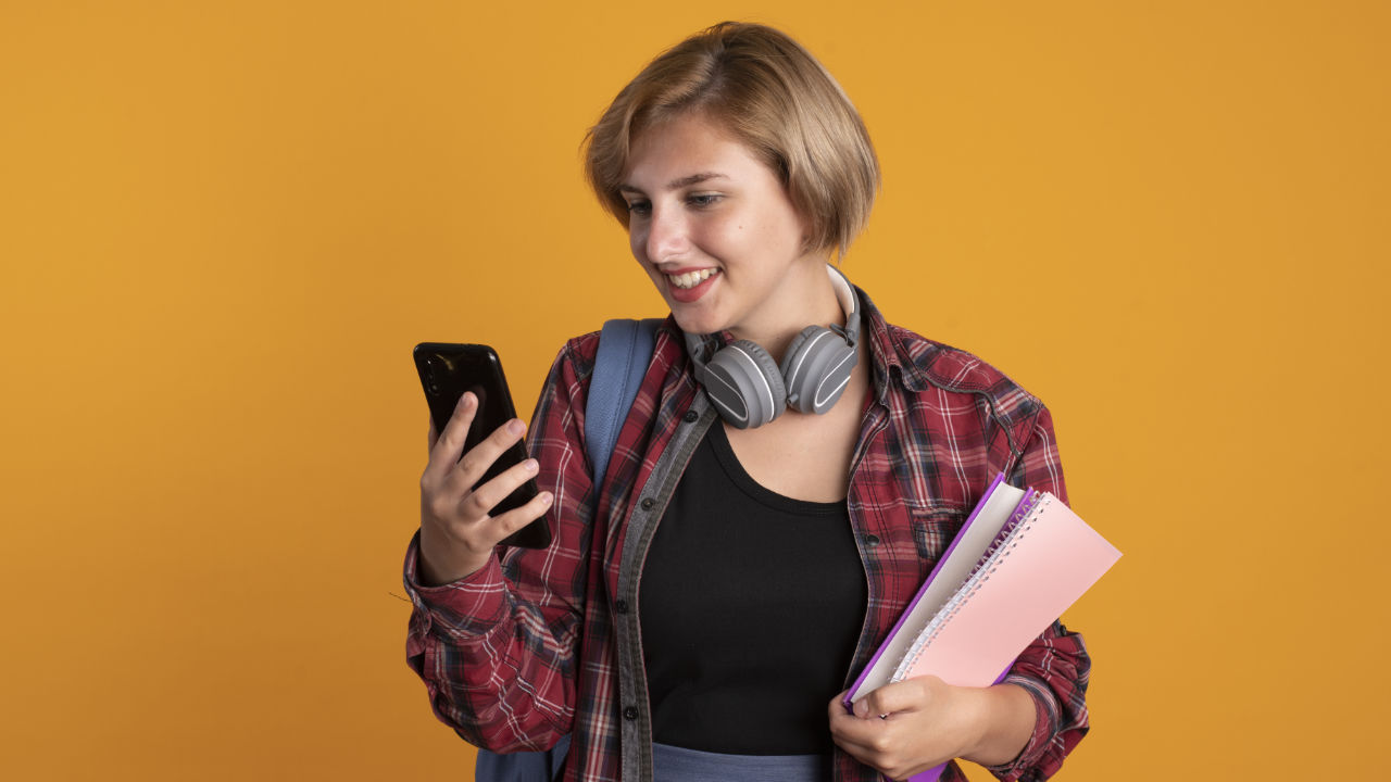 Jovem estudante com celular na mão acessando o Boletim Online 2024 AM