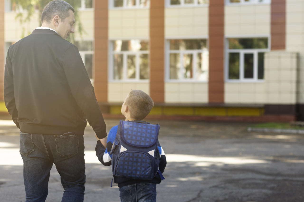 Pai e filho indo para a escola